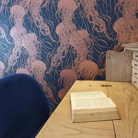 Airport Earth - Self Check-in Apartment